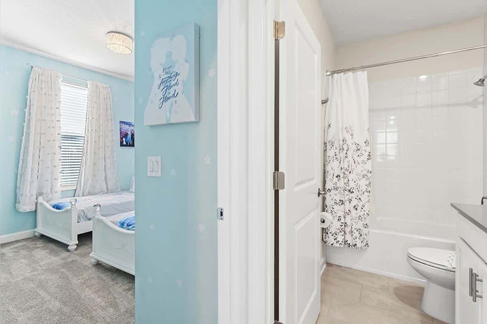 Sophisticated 6BR at Storey Lake