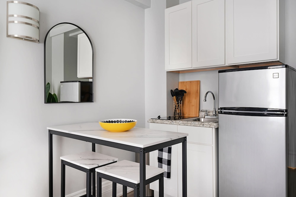 73-308 New 1BR 1bth UWS Doorman Gym