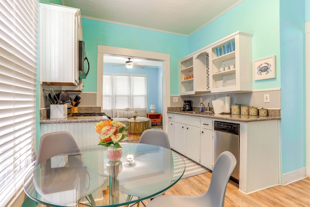 Charming Galveston Cottage - 2 Blocks to Ocean! view 4