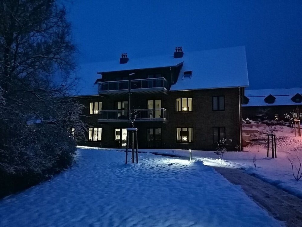 Large Haussee Modern Retreat