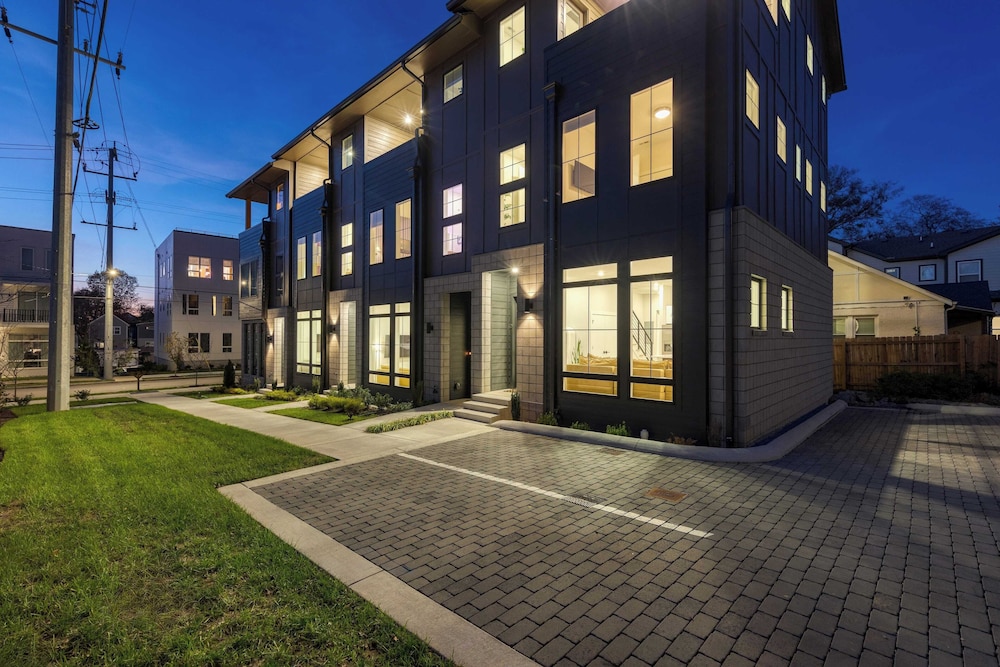 Sleeps 16 2 Modern Townhomes, Minutes to Broadway Lischey & 98 Degrees