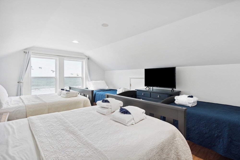 Oceanfront w/ Pool, Panoramic Deck Views, 5bdr Folly Ocean Breeze by Avantstay