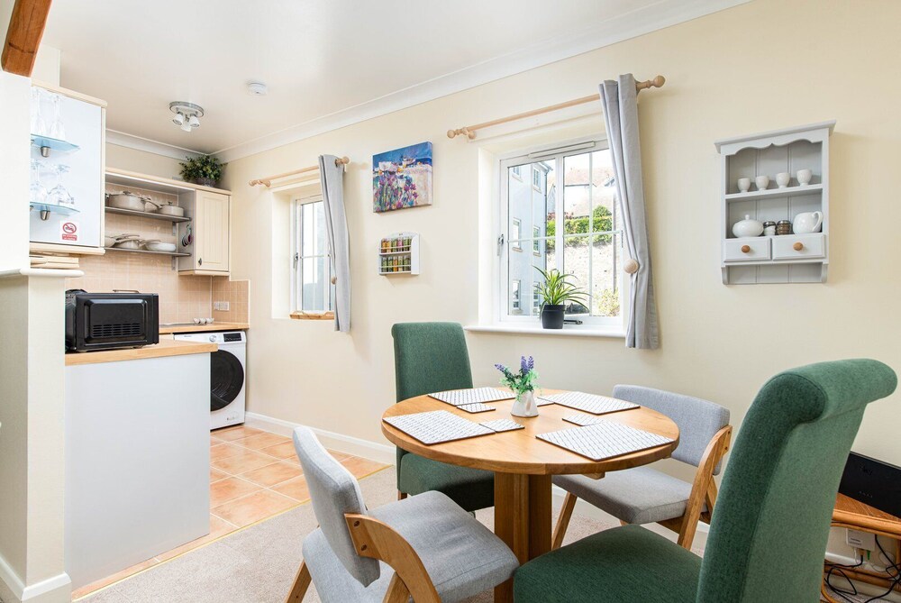 Seaview 2-bed With Private Parking, Portishead