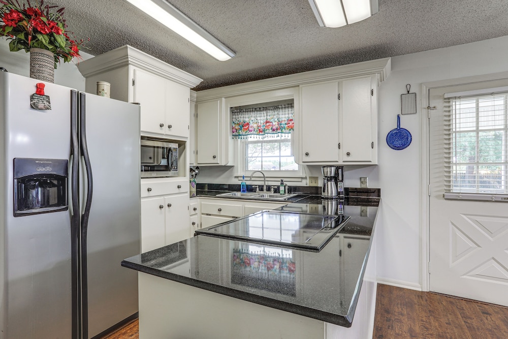 5 Mi to Downtown Morgan City: Waterfront Retreat