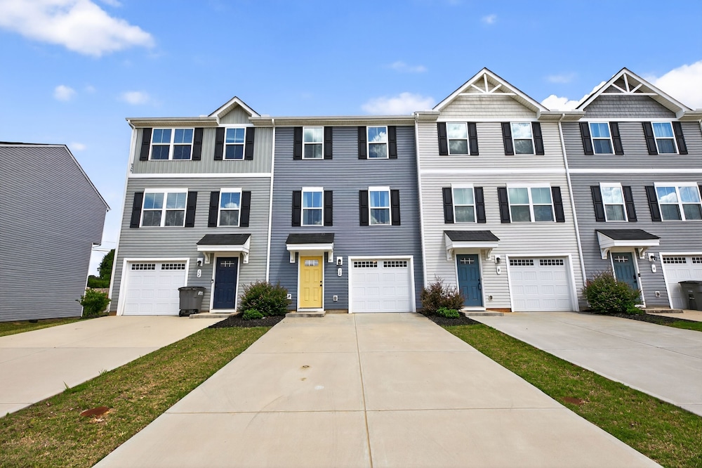 Modern Downtown Retreat Near Swamp Rabbit Trail 4 Bedroom Townhouse