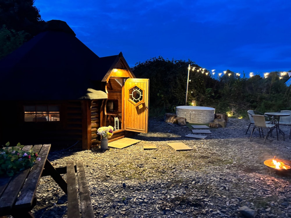 Hobbit Haven Hot Tub and Countryside Bliss