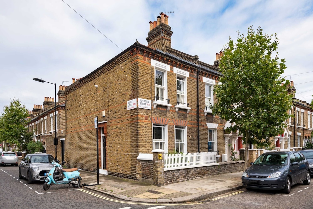 Charming Golborne Escape — London