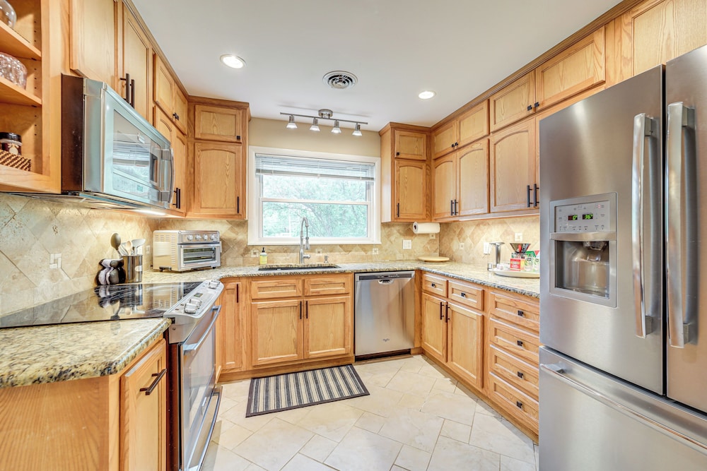 6 Mi to Dtwn: Waterfront Home in Tulsa!