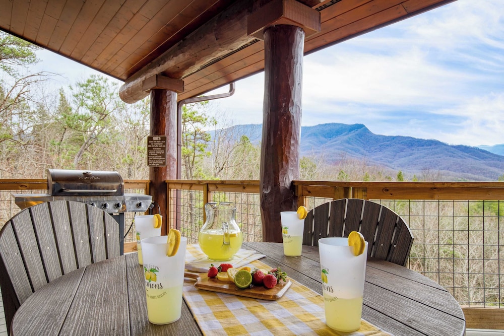 Pinnacle Chalet by Avantstay Luxury Cabin w/ Panoramic Views, Fireplace & Game Room