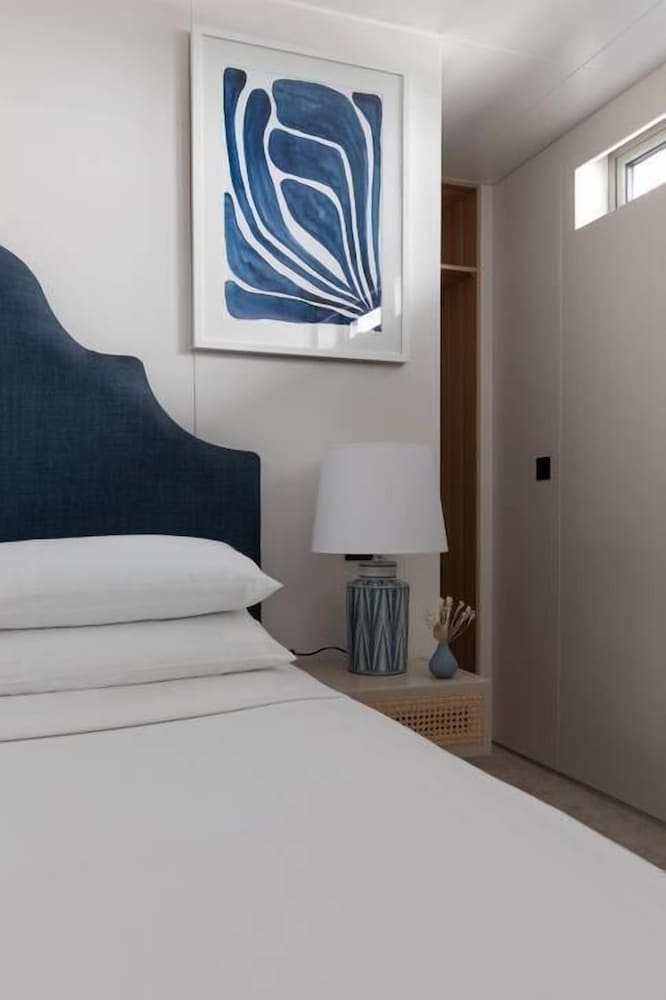 Cheyne Walk Houseboat by Onefinestay
