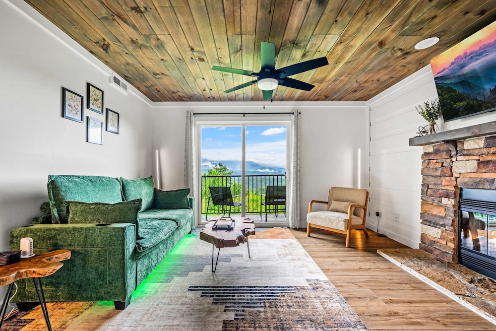 Gatlinburg Condo King Bed Pool Mountain Views