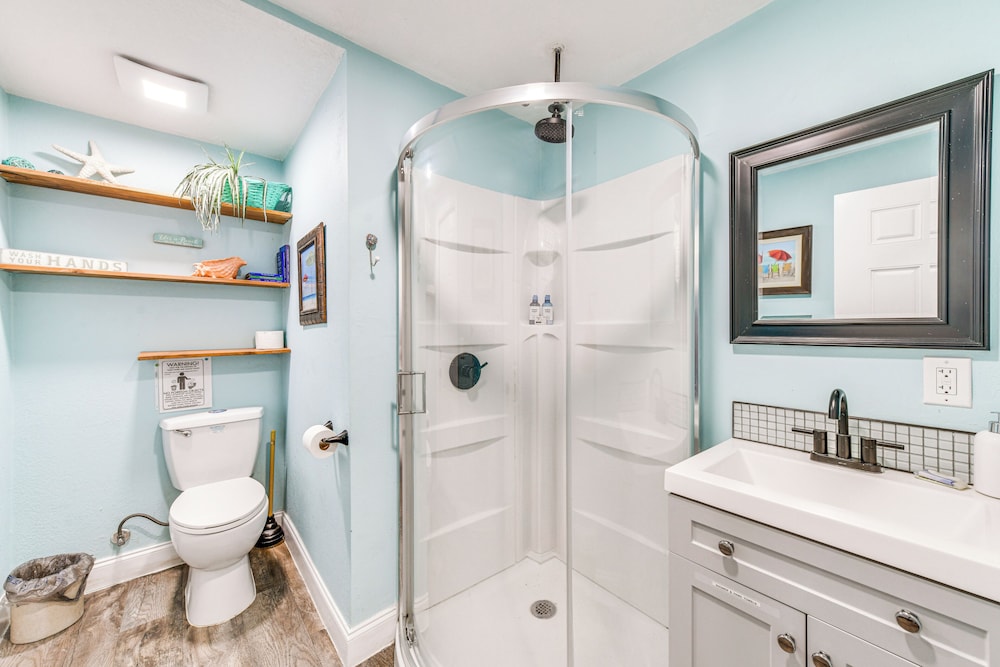 Backyard Hangouts: Bradenton Home Near Dining!