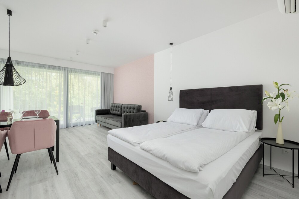 Studio With Swimming Pool by Renters view 3