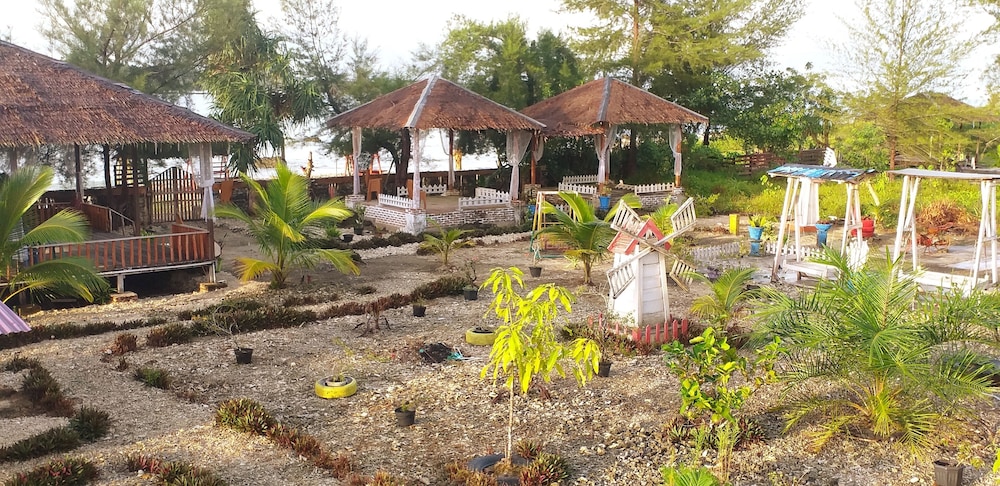 Simeulue Nanik Surfcamp