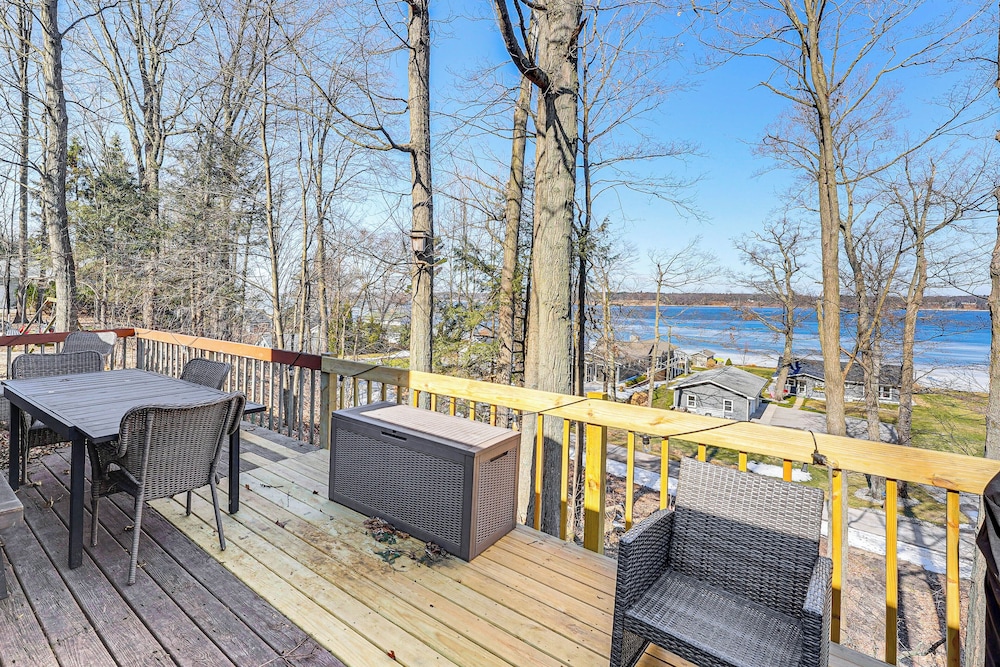 Lake View & Deck: Group Getaway in Whitehall!