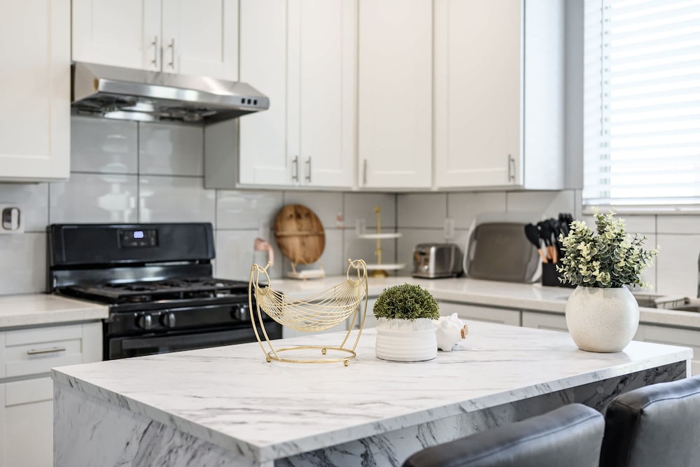 Modern Spacious Home Bright Family Group Friendly