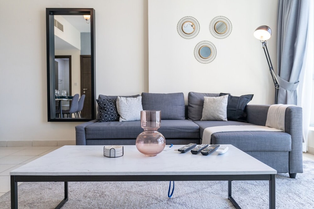 Refined 1BR Retreat in The Point Tower - Marina