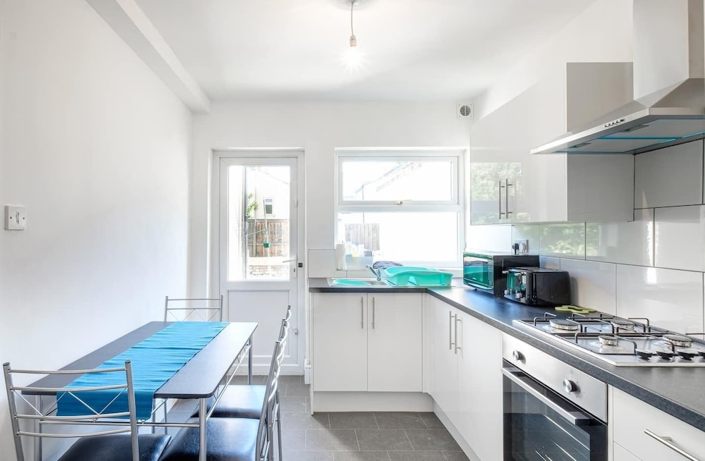 Karah Suites - Lansdown Road view 5