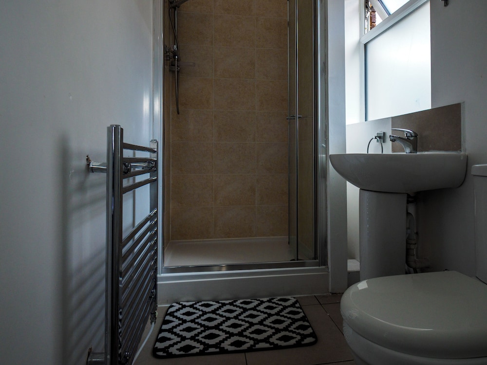 Ensuite3 Woodhouse private bath 2kitchen