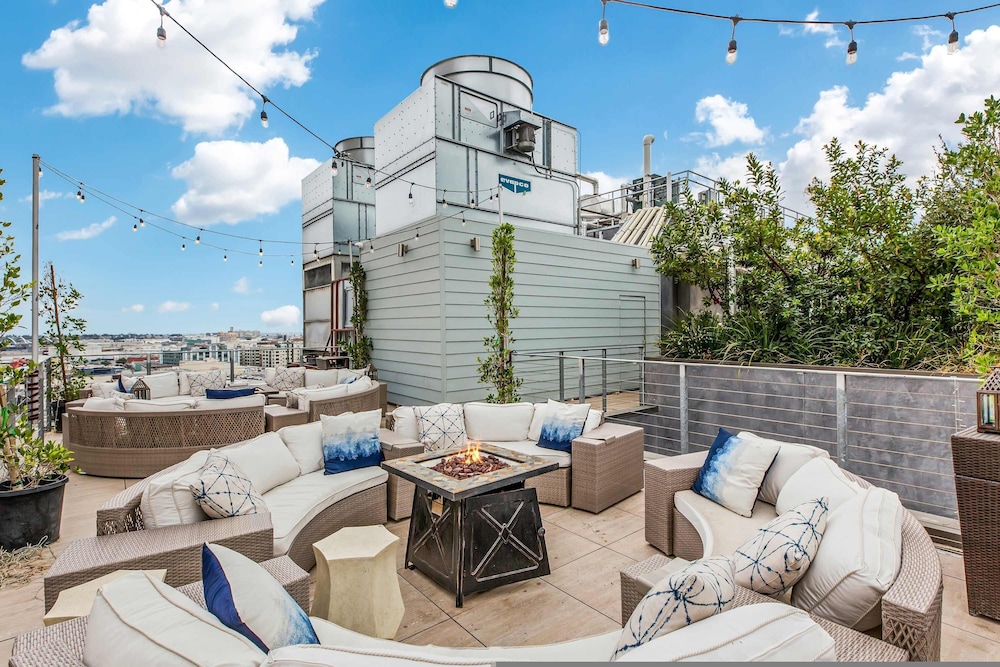 Stylish XL 2br/2ba At HWH by Oneluxstay