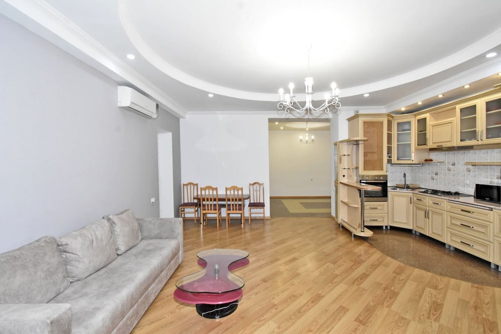 Apartment by Luxe Group HH331
