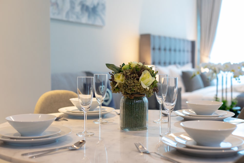SIMPLY COMFORT Urban Chic Suites in J One Tower City & Canal Views