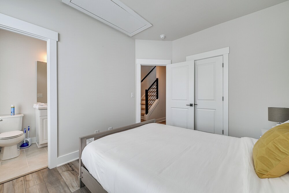 Walk to Music Factory: Townhome w/ Rooftop Deck!