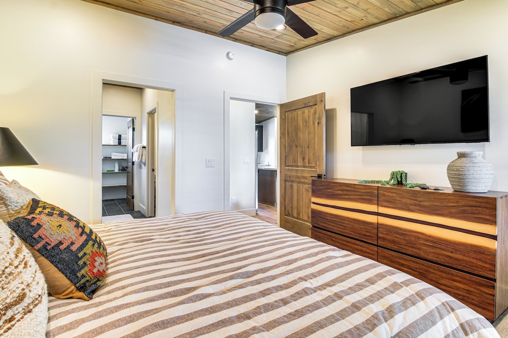 Modern Loft Above Entertainment Center in Show Low
