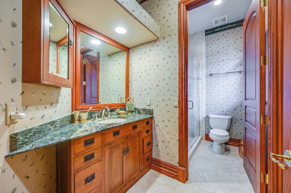 Waterfront Stunner: Effortless Elegance in Naples!