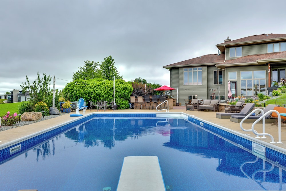 Outdoor Oasis: Luxe Flat in Mt Horeb!