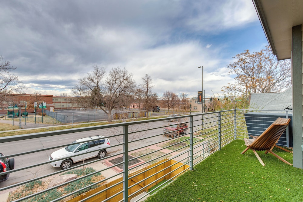 1 Mi to Dtwn Denver: Sleek Duplex w/ Rooftop Deck!