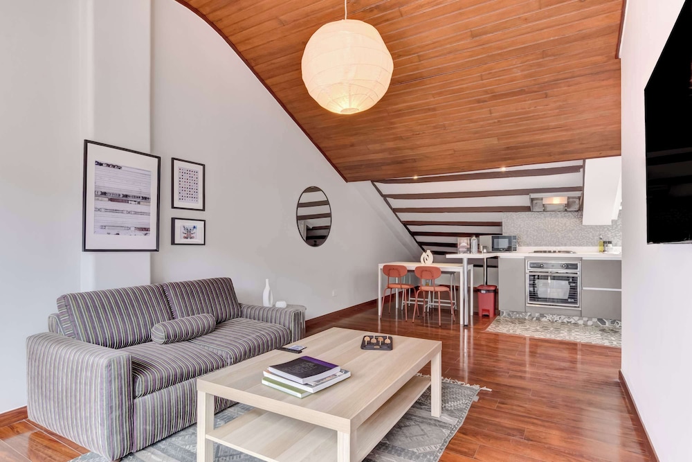 w Delightful 1BR With Terrace in Zona T