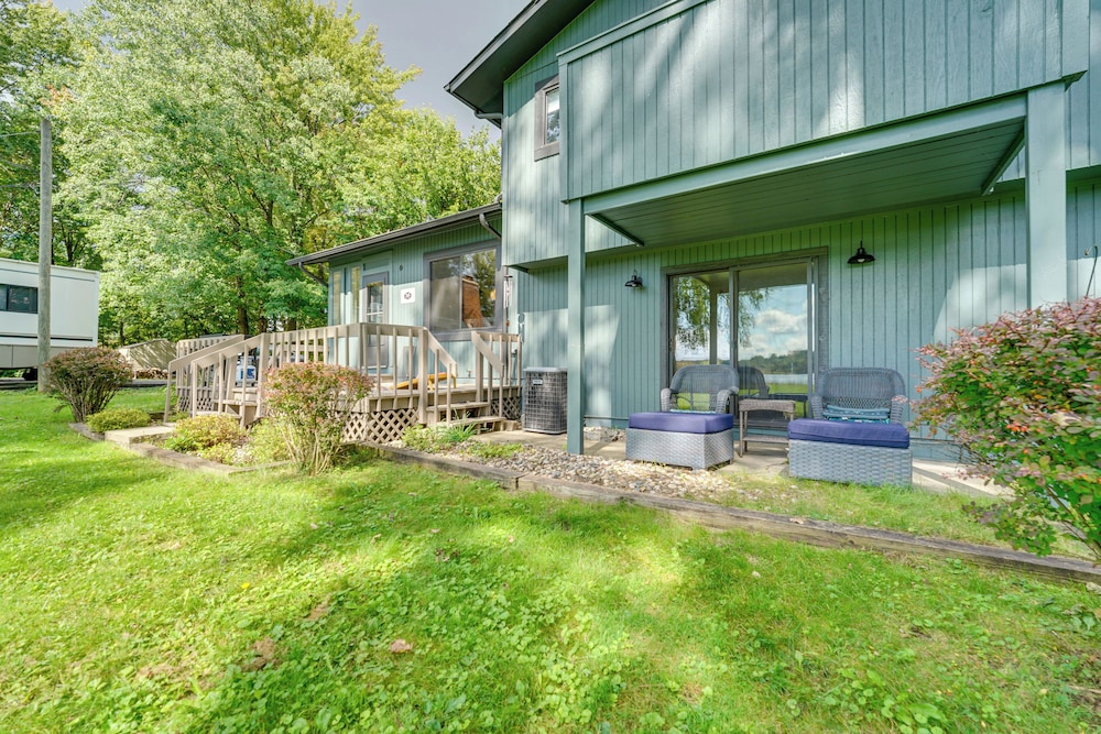 Lakefront Orion Twp. Home w/ Fire Pit & Kayak!