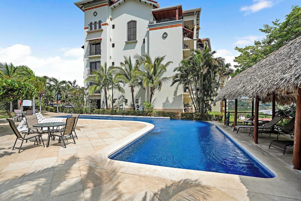 Stylish Flamingo Condo with Ocean Views, Renovated Kitchen & Walkable Beach Access