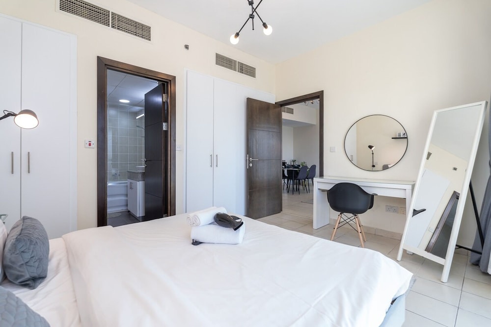 Refined 1BR Retreat in The Point Tower - Marina