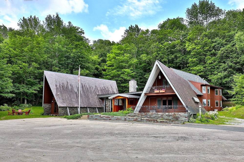 Rent An Inn! Takeover The Birch Ridge W/ Your Group. Mountain Lodge: 11 Rooms, Bar, Fireplace. 28ppl 11 Bedroom Home