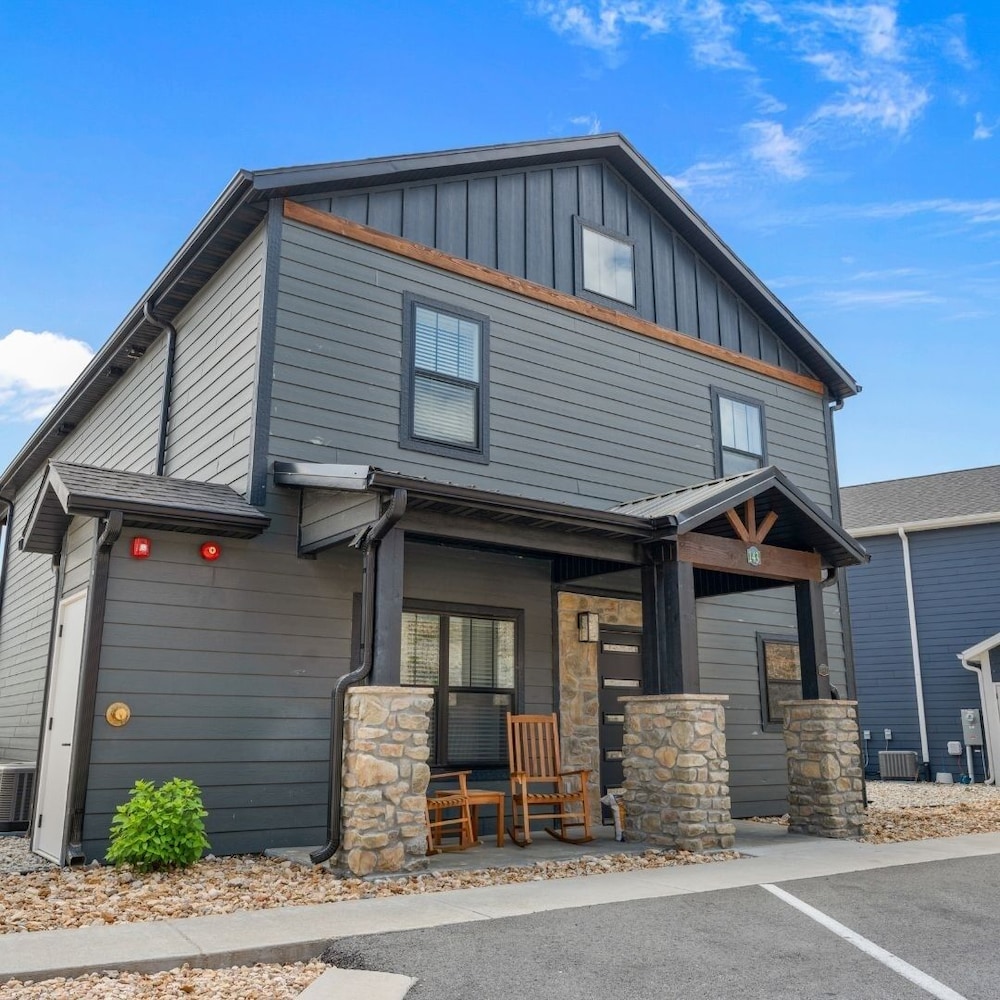 Bourbon Bungalow 5 Bedroom Lodge by RedAwning