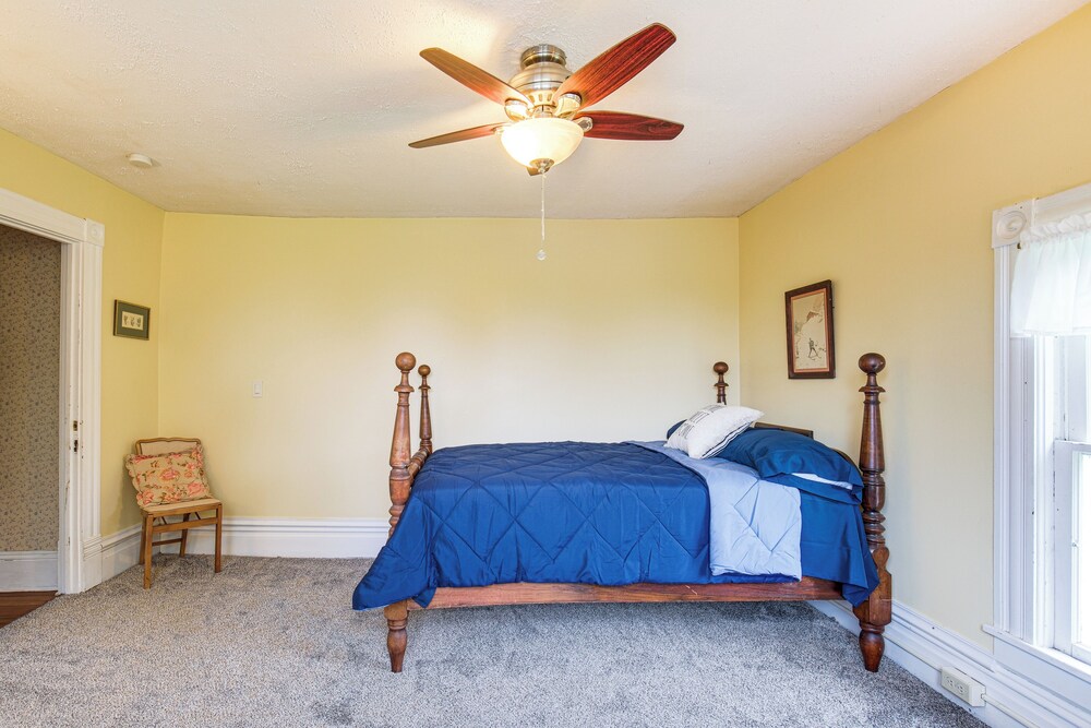 2 Mi to Chardon Square: Spacious Farmhouse