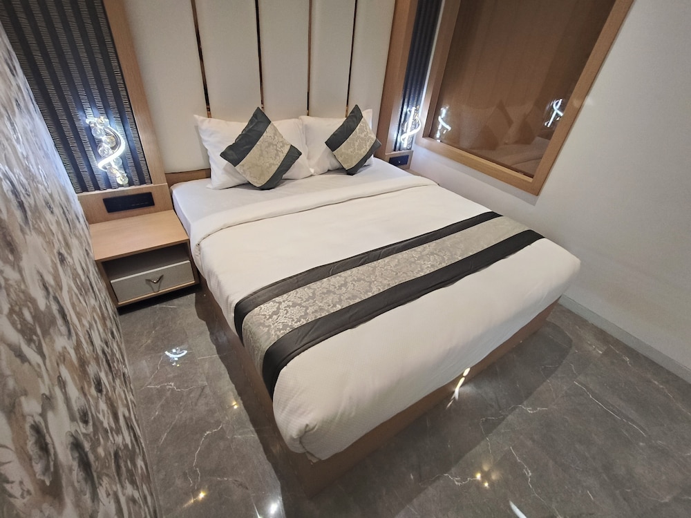 Hotel Saffron Grand Thane