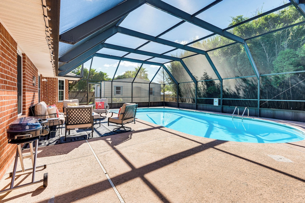 1 Mi to Zoo: 'rustic Bungalow' Gem in Gulf Breeze!
