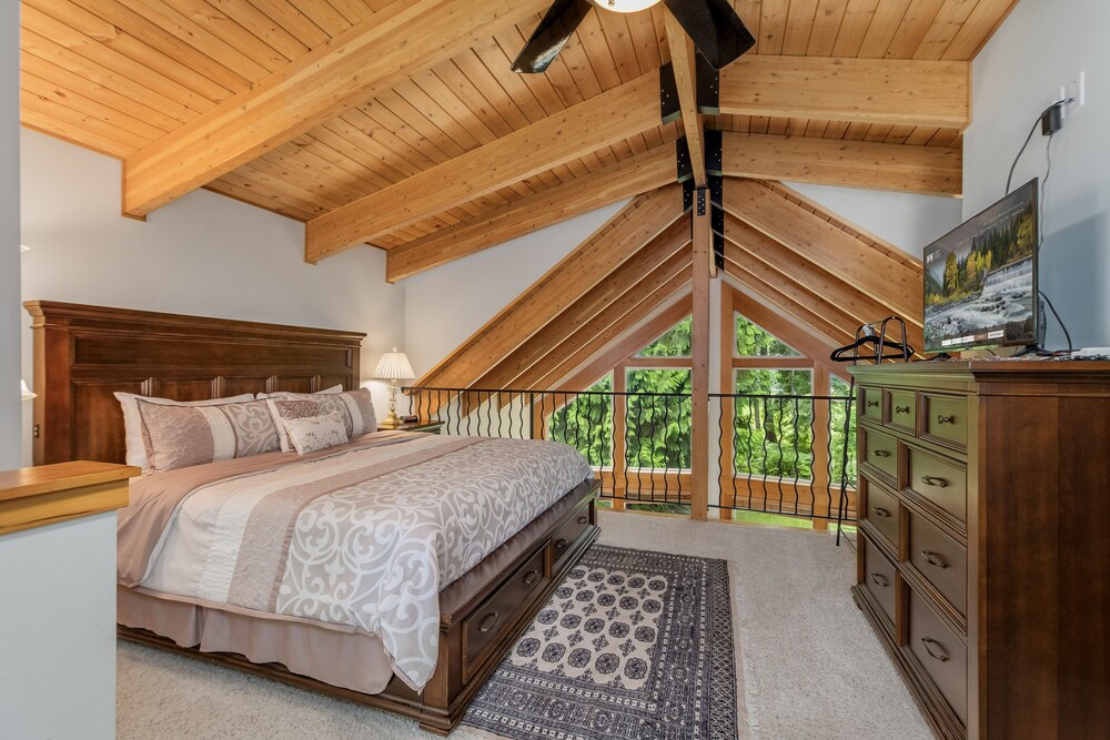 Slice Of Heaven 3 Bedroom Home by NW Comfy Cabins by RedAwning view 3