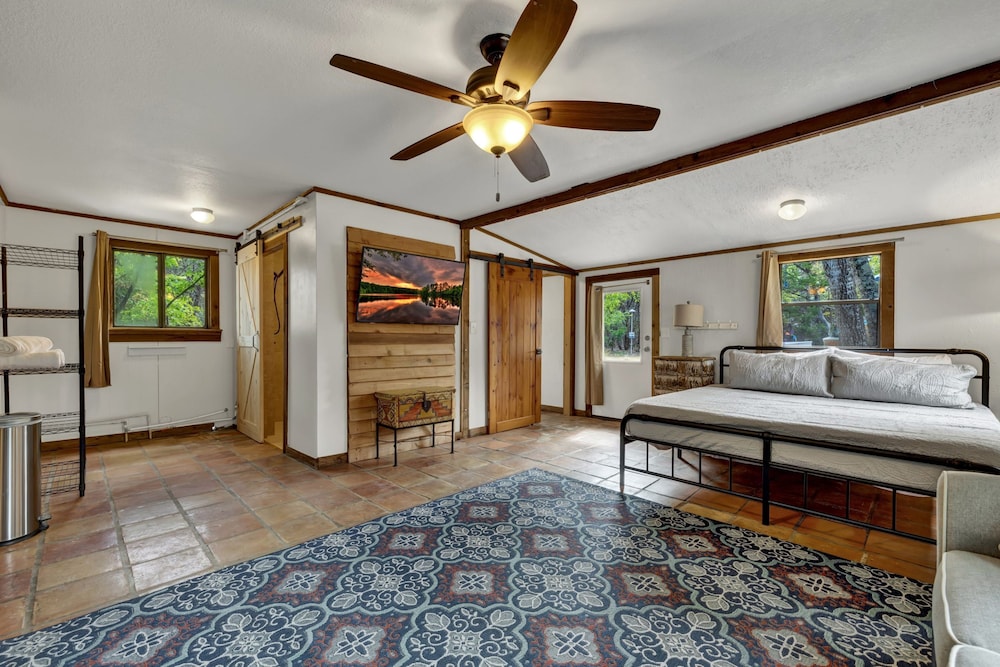 Terracotta Oasis - Wimberley for 30 Guests