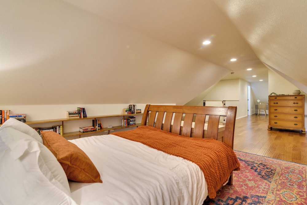 < 1 Mi to Moda Center: Walkable Portland Retreat!