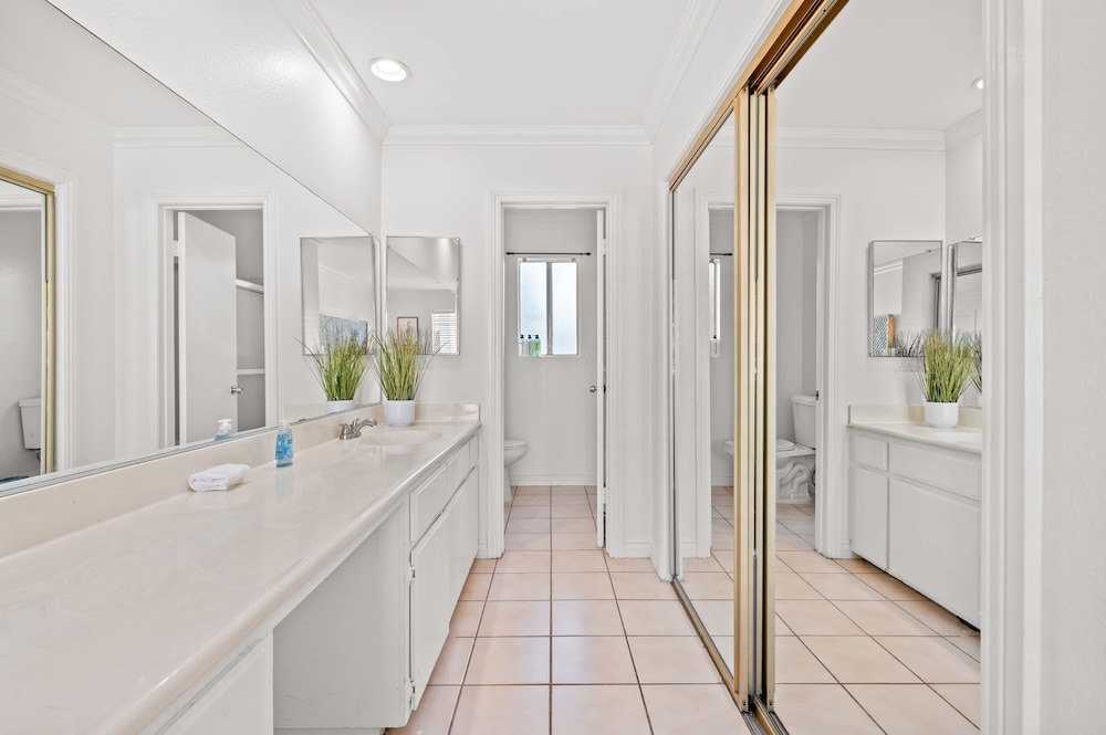 734 Glendora in Glendora