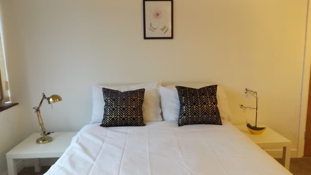Room in Guest Room - Large Comfortable Room in Coventry view 3