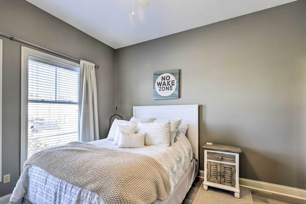 Dtwn Ludington Condo: Balcony, Walk To Beach! view 5