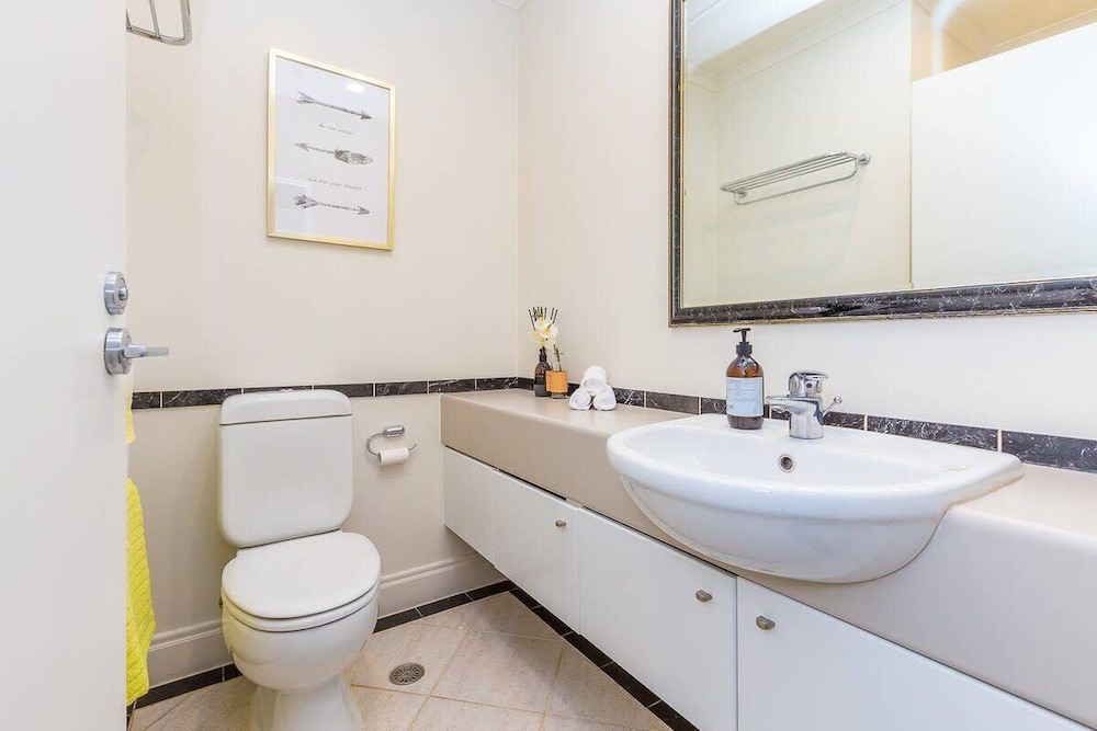 Stylish 1BR w/ Lovely Views, Pool+Gym Zodiak Stays