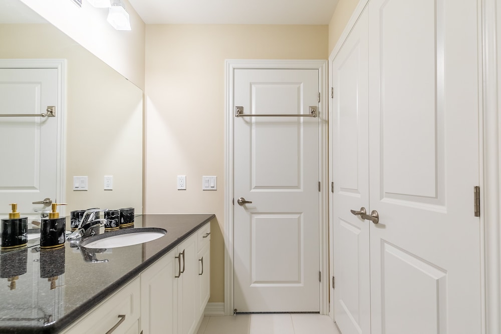 Modern 3BR 2BA Townhome in Lakeshore