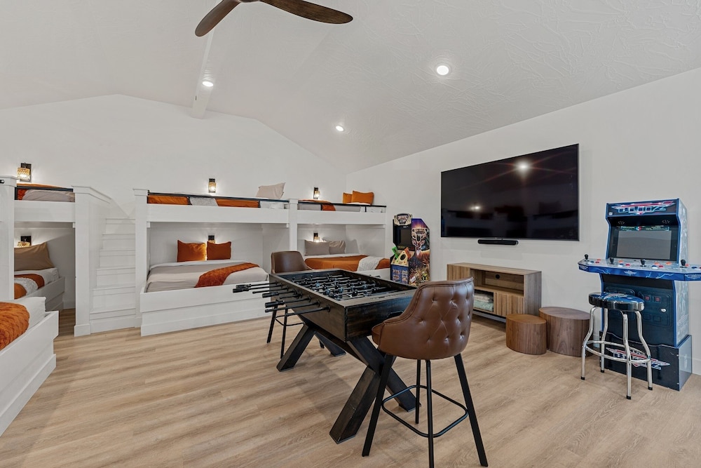 Desert Jewel With Private Gym And Pool 4 Bedroom Townhouse
