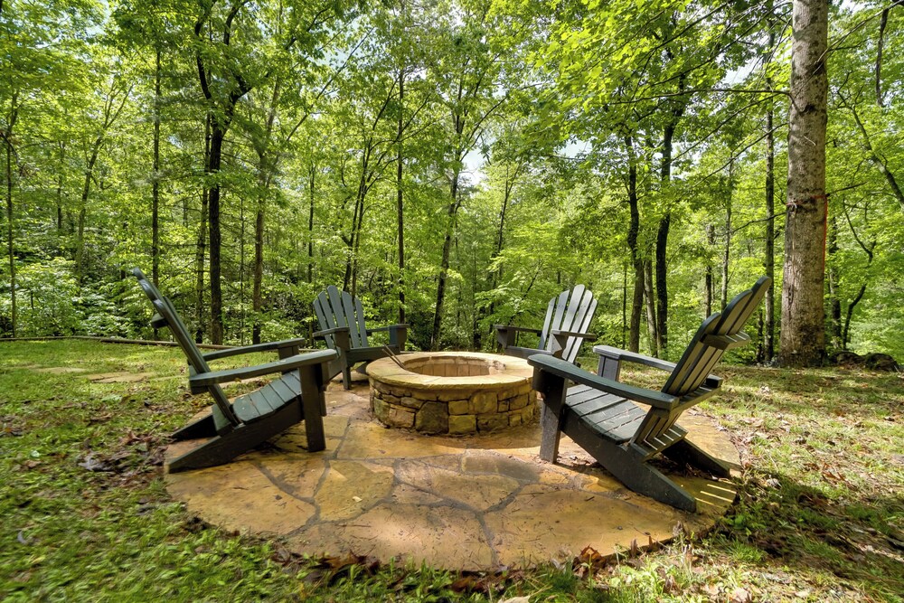 5 Mi to Helen: Hideaway w/ Deck & Grill!